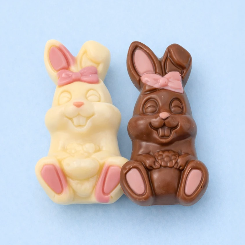 Petits lapins de Pâques en chocolat au lait ou blanc