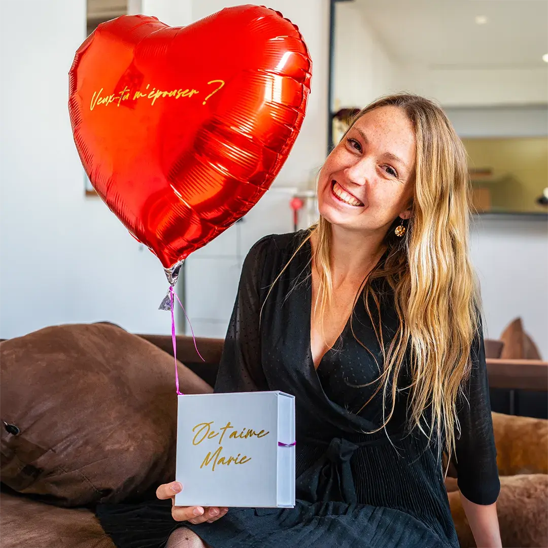 Demande de PACS originale : Surprenez votre partenaire avec une box ballon personnalisée
