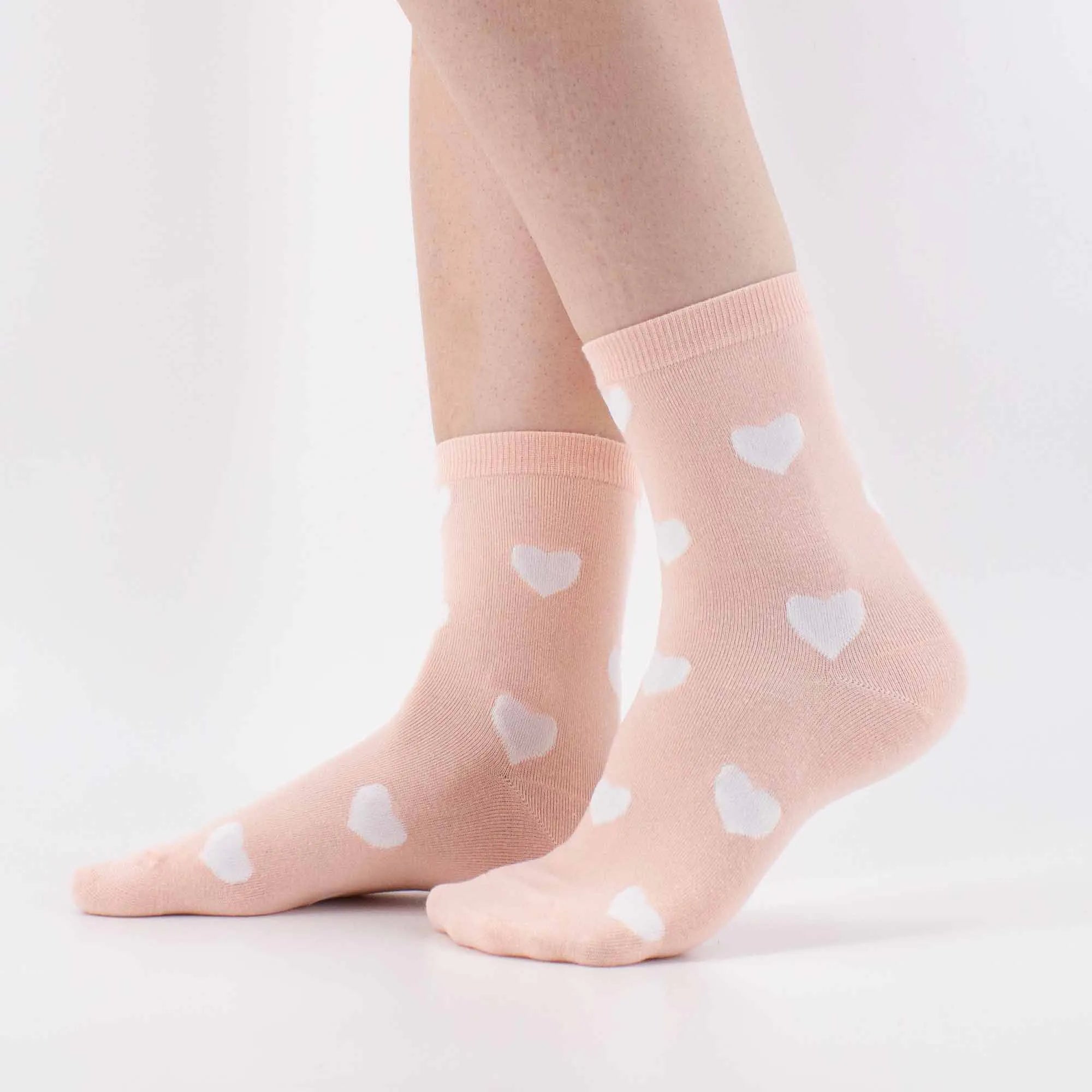 Chaussettes roses avec gros coeurs blancs