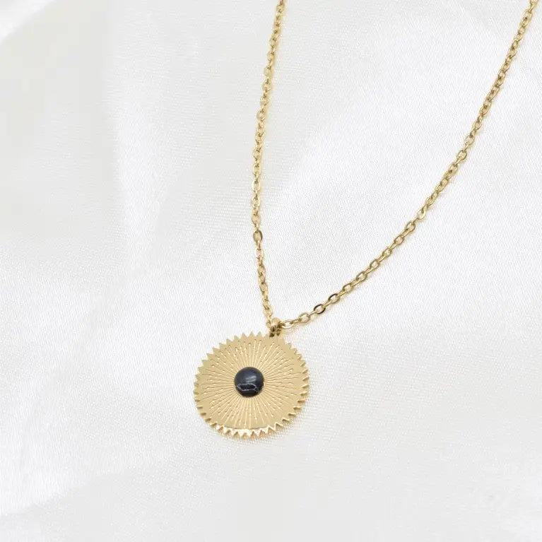 Collier en acier inoxydable doré avec pierre noire