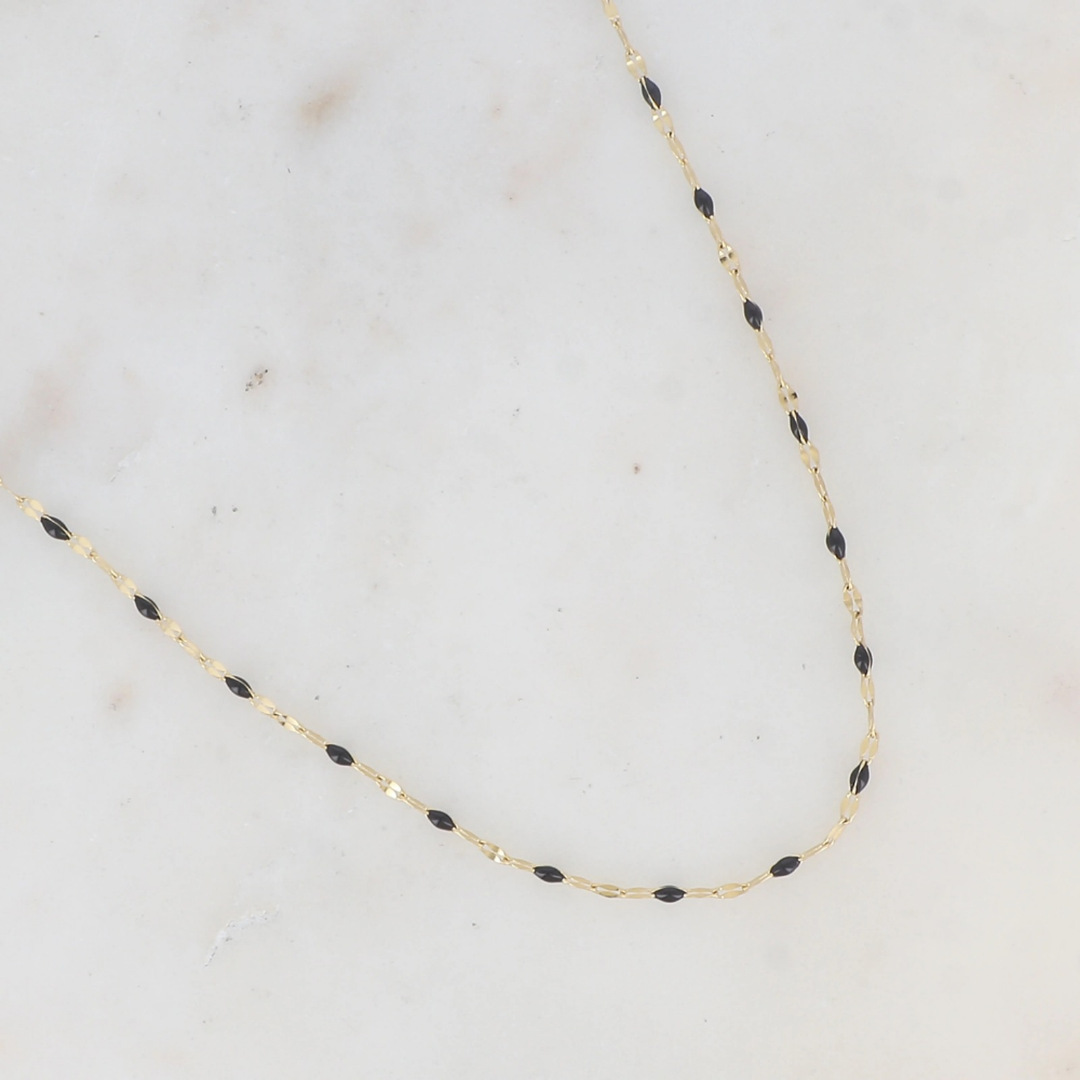 Collier avec touches émaillées noires