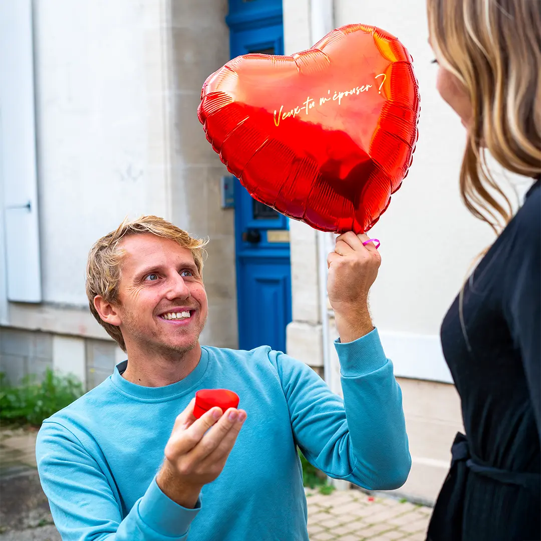 Demande en mariage originale : avec un ballon hélium personnalisé