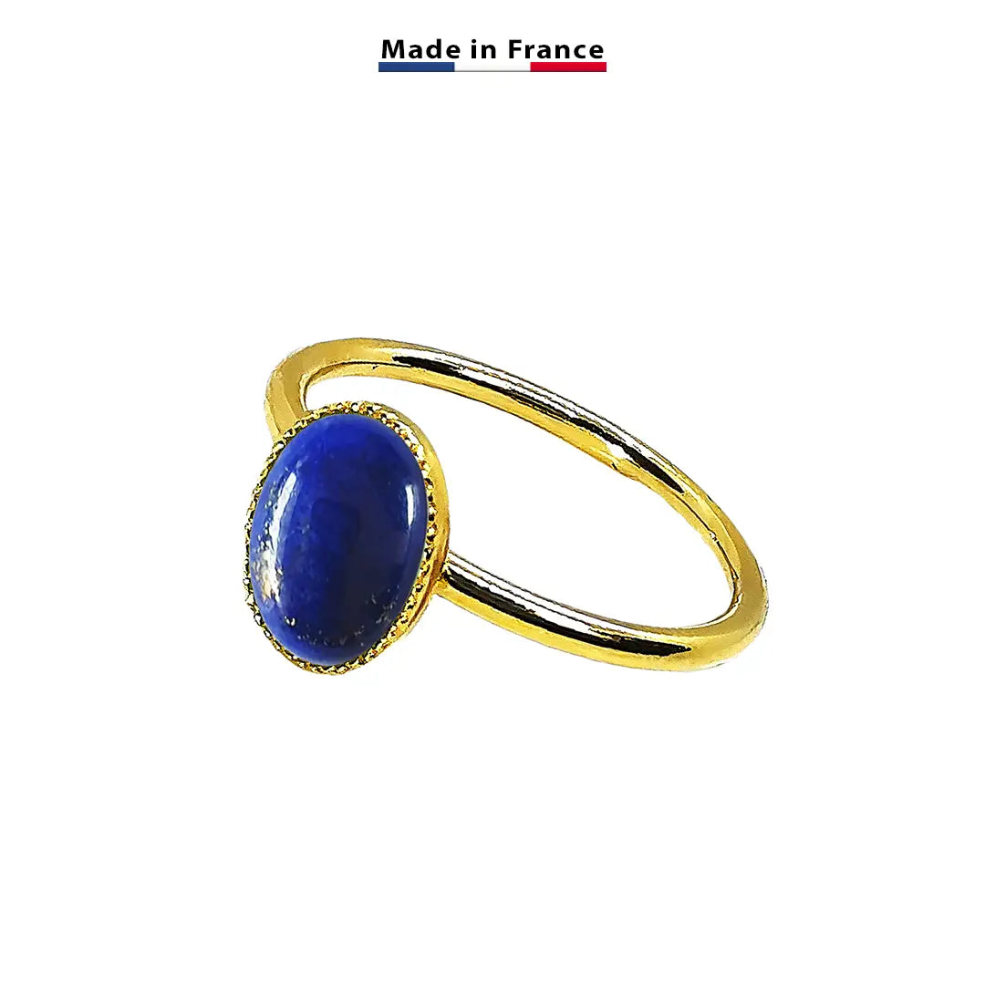 Bague plaqué or sertie d'une pierre ovale en lapis lazuli