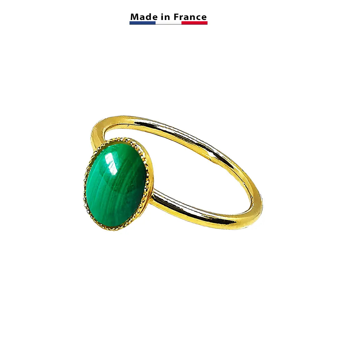 Bague plaqué or sertie d'une pierre ovale en malachite