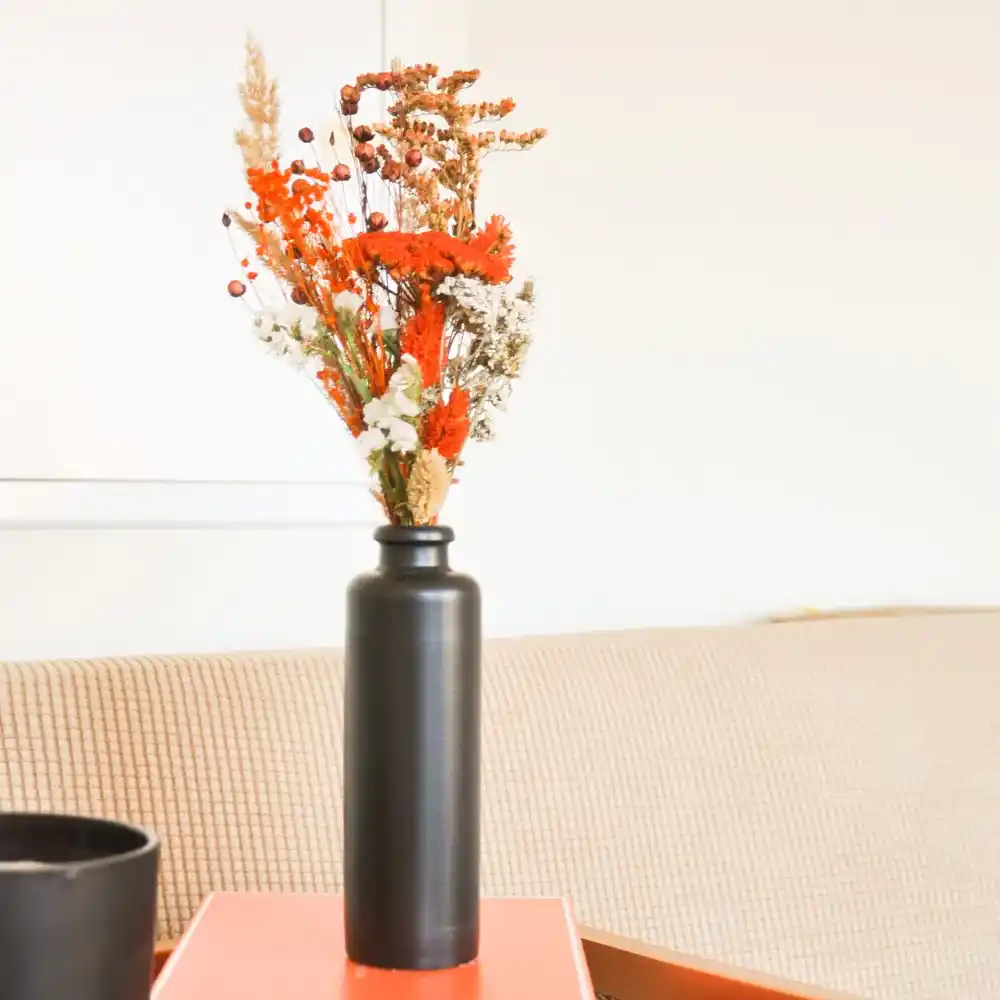 Bouquet de fleurs séchées rouges et blanches en vase en grès noir - Polhine